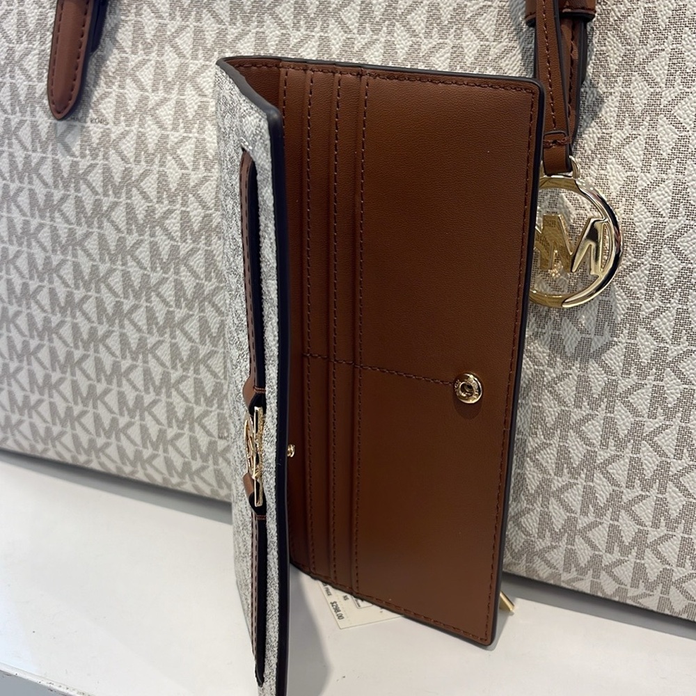 Michael Kors Reed Large Bifold Signature Snap Wallet Card Case 
Vanilla 
NWT - Picture 7 of 16
